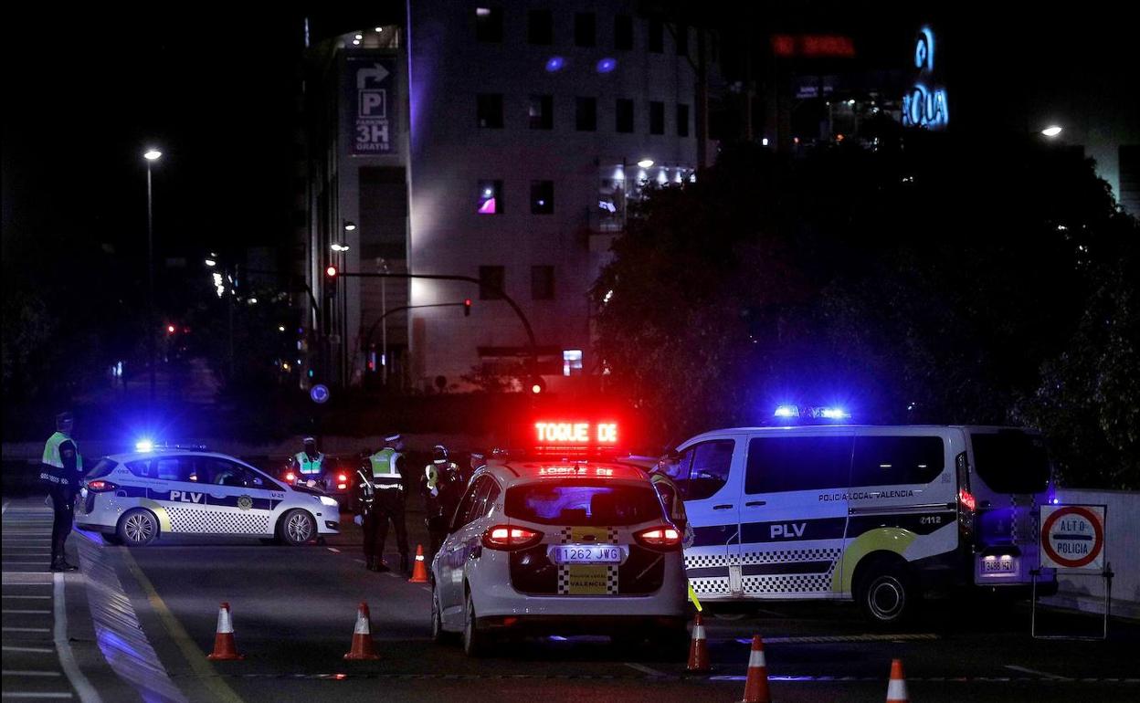 Controles de la Policía Local en la primera noche de toque de queda en Valencia. 