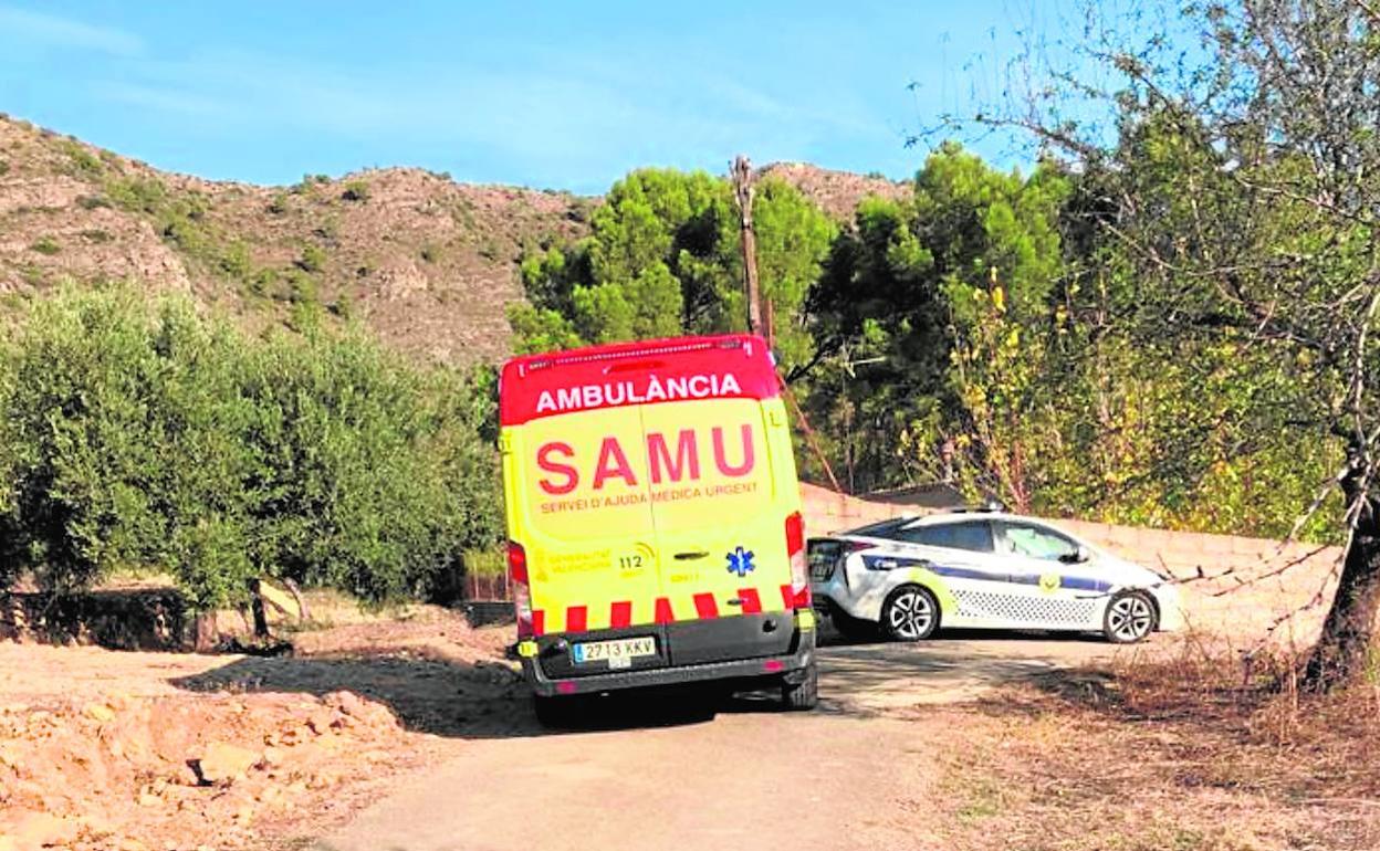 La ambulancia que acudió para asistir a la víctima y un coche de la Policía Local de Xàtiva, ayer en la partida del Bixquert. 