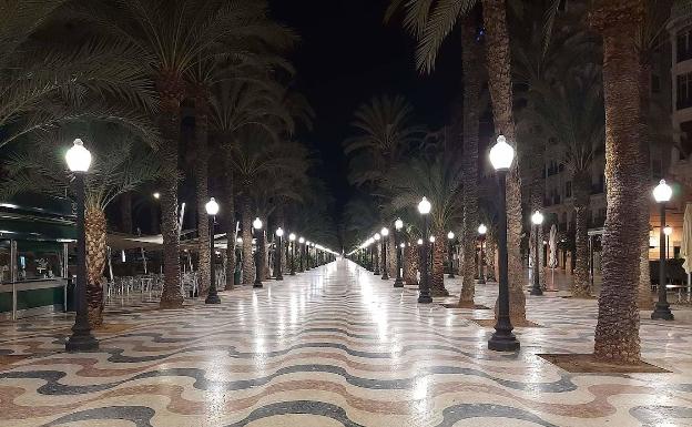 La Explanada, durante la madrugada de este domingo, en Alicante. 