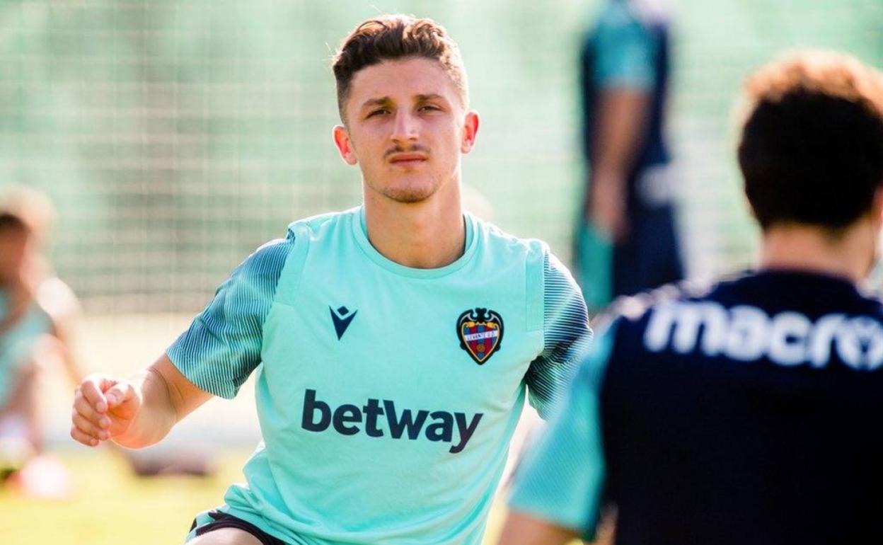 Bardhi ha superado una distensión en la rodilla.