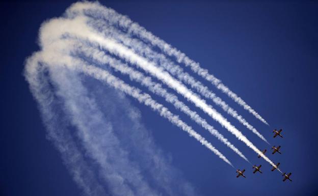 Estelas de una formación de aviones militares. 