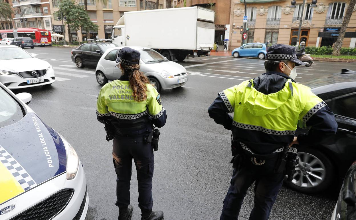 Dos policías locales en Valencia. 