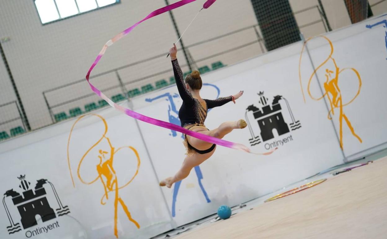 Una de las participantes durante la jornada del sábado en el pabellón municipal de Ontinyent. 