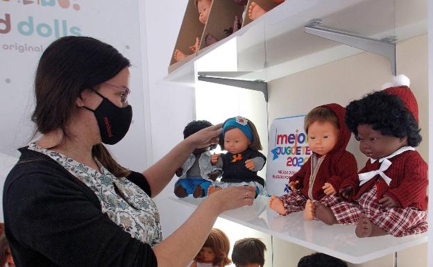 La colección consta de dos niños y dos niñas de aspecto caucásico y africano. 