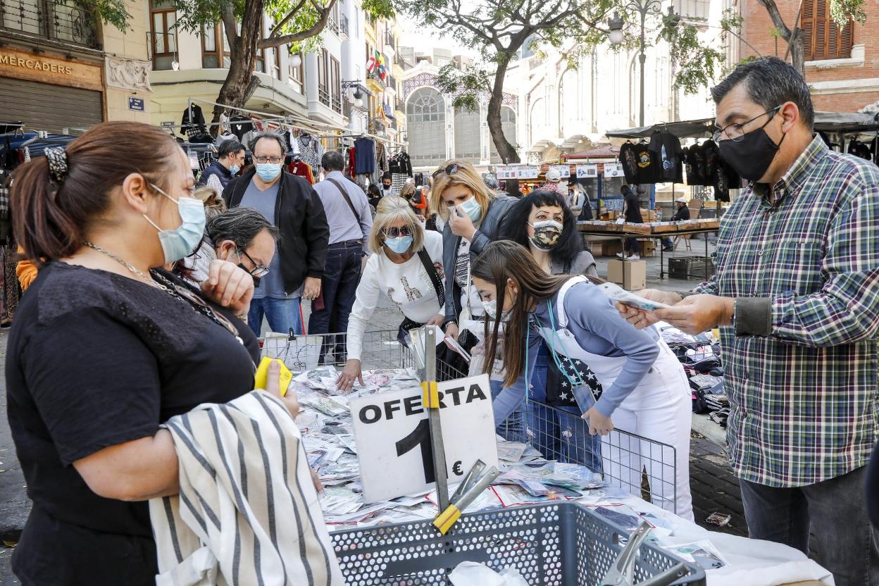 Aglomeración de personas con mascarillas, ayer junto a la Lonja y el Mercado Central. 