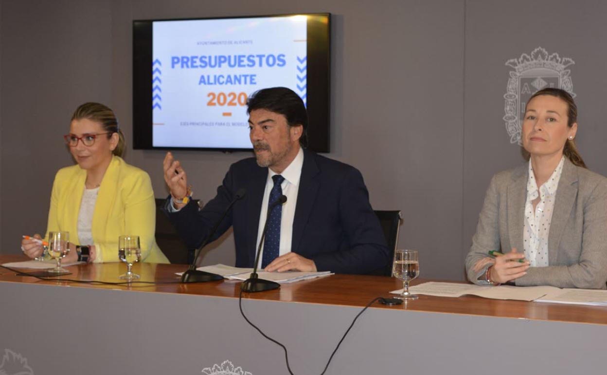 La vicealcaldesa, Mari Carmen Sánchez, el alcalde, Luis Barcala, y Lidia López (PP). 