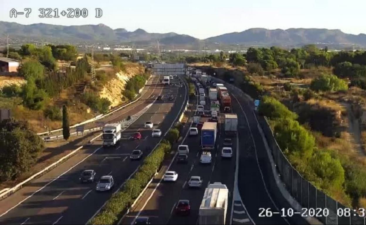 Retenciones en la A-7 tras el accidente del by-pass.