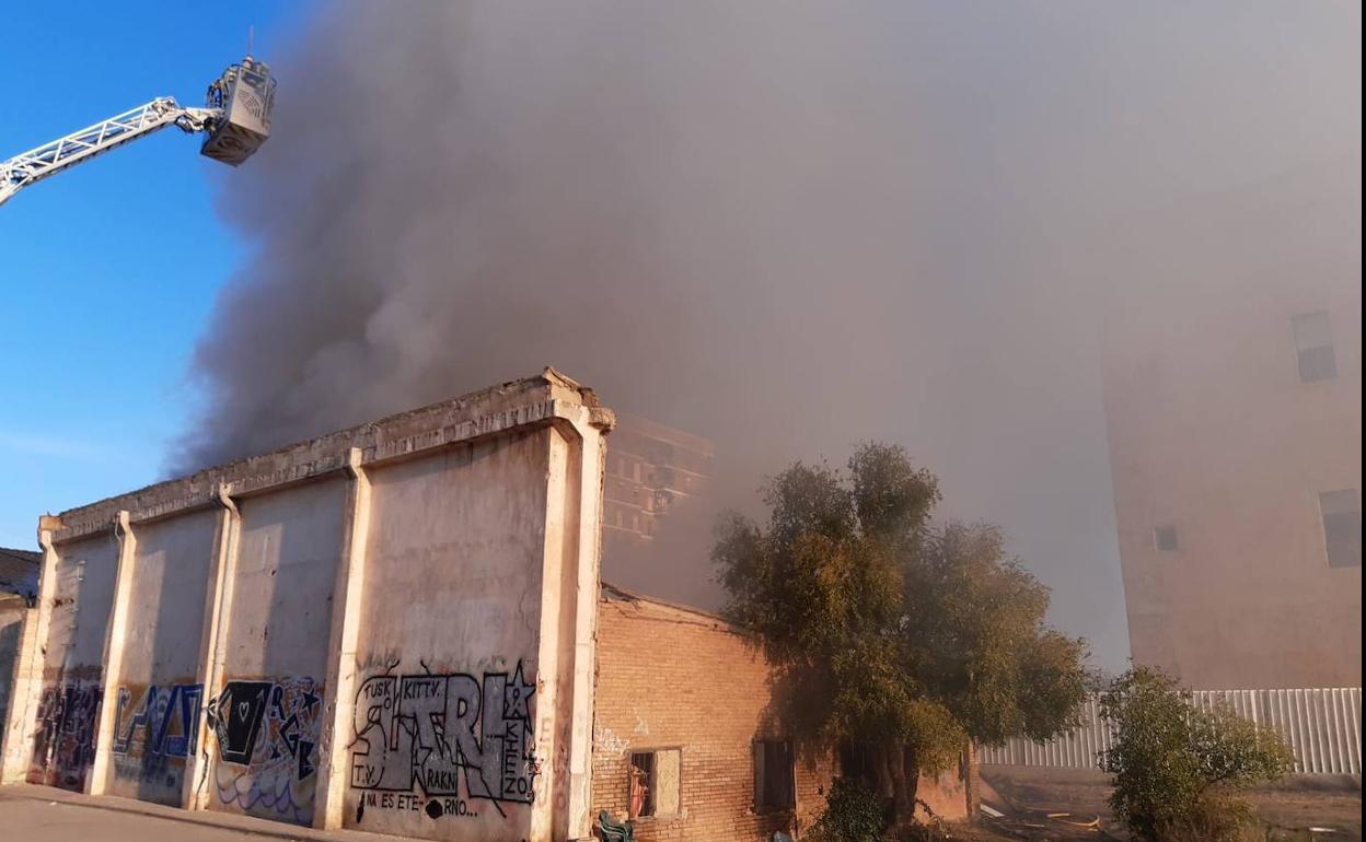 Bomberos trabaja en la extinción del incendio