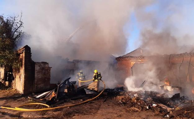 Bomberos trabaja en la extinción del incendio