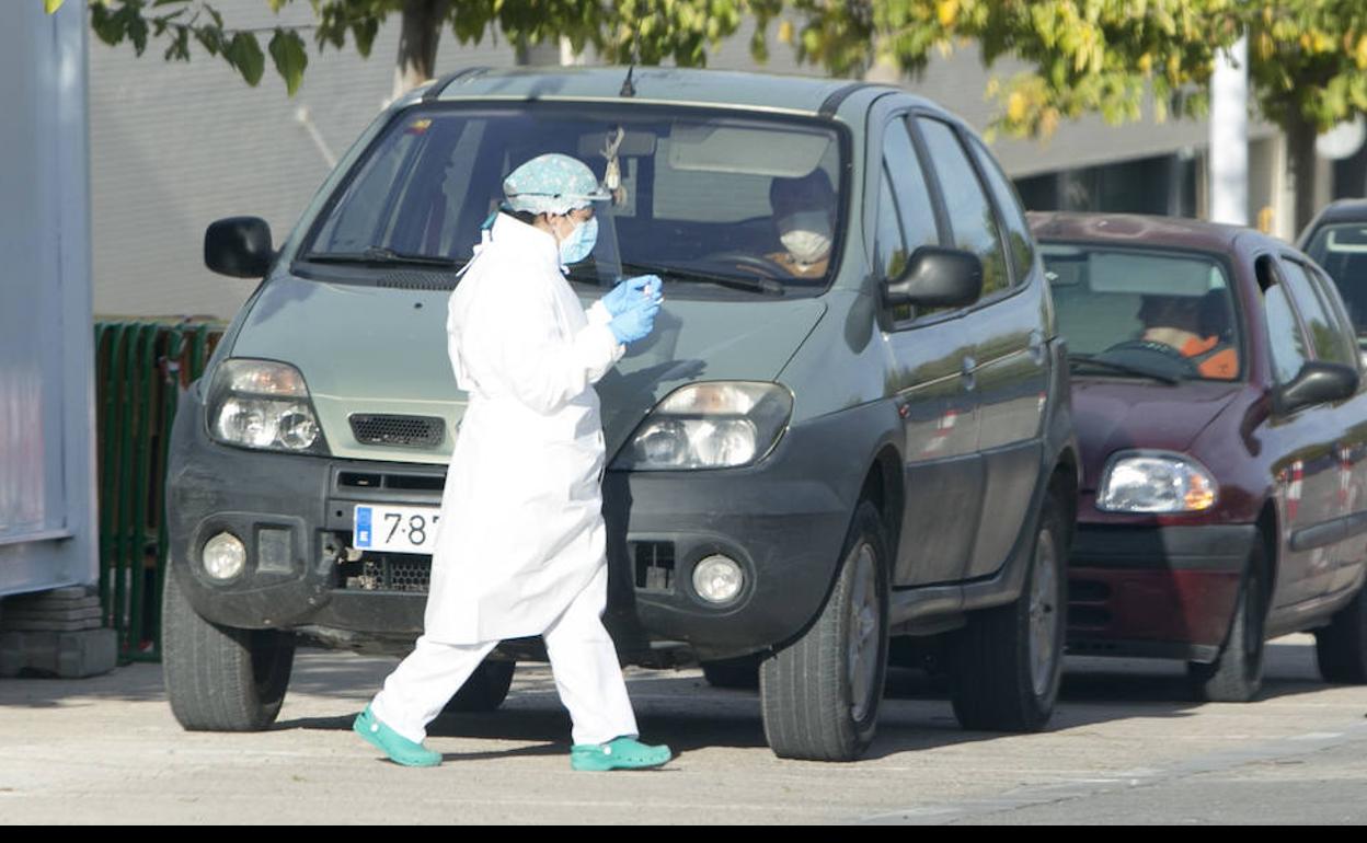 Una sanitaria realiza PCR en el Hospital de Llíria