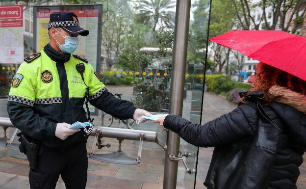 Un brote en la Policía Local de Valencia obliga a poner a 36 agentes en cuarentena