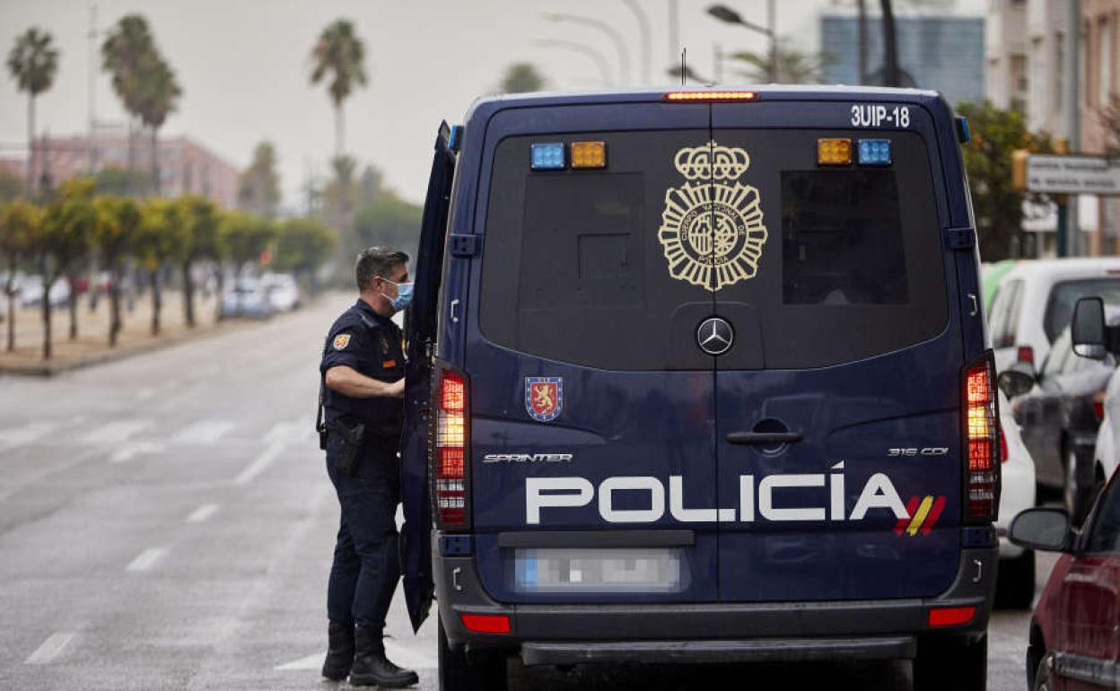 Policía Nacional durante el toque de queda en Valencia.