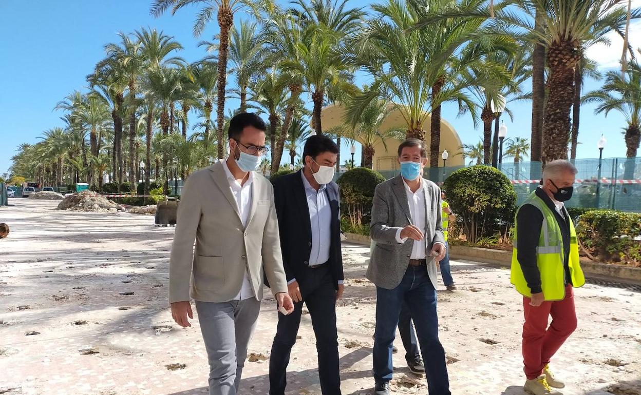 El alcalde de Alicante, Luis Barcala, ha visitado hoy las obras de la Explanada. 