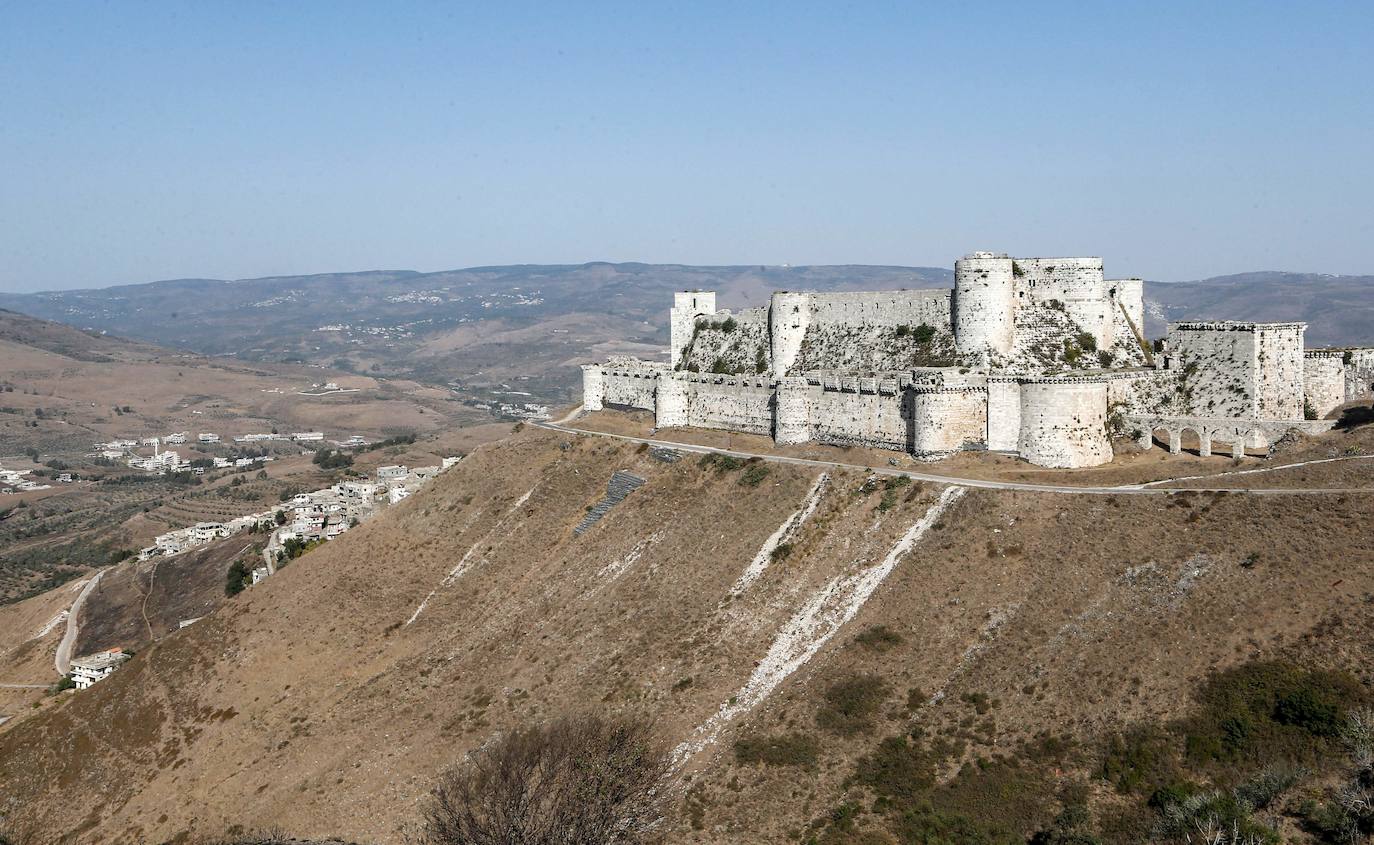 La fortaleza medieval cruzada Krak des Chevaliers se sitúa aproximadamente a 40 kilómetros al oeste de la ciudad de Homs en Siria y cerca de la frontera con el Líbano. 