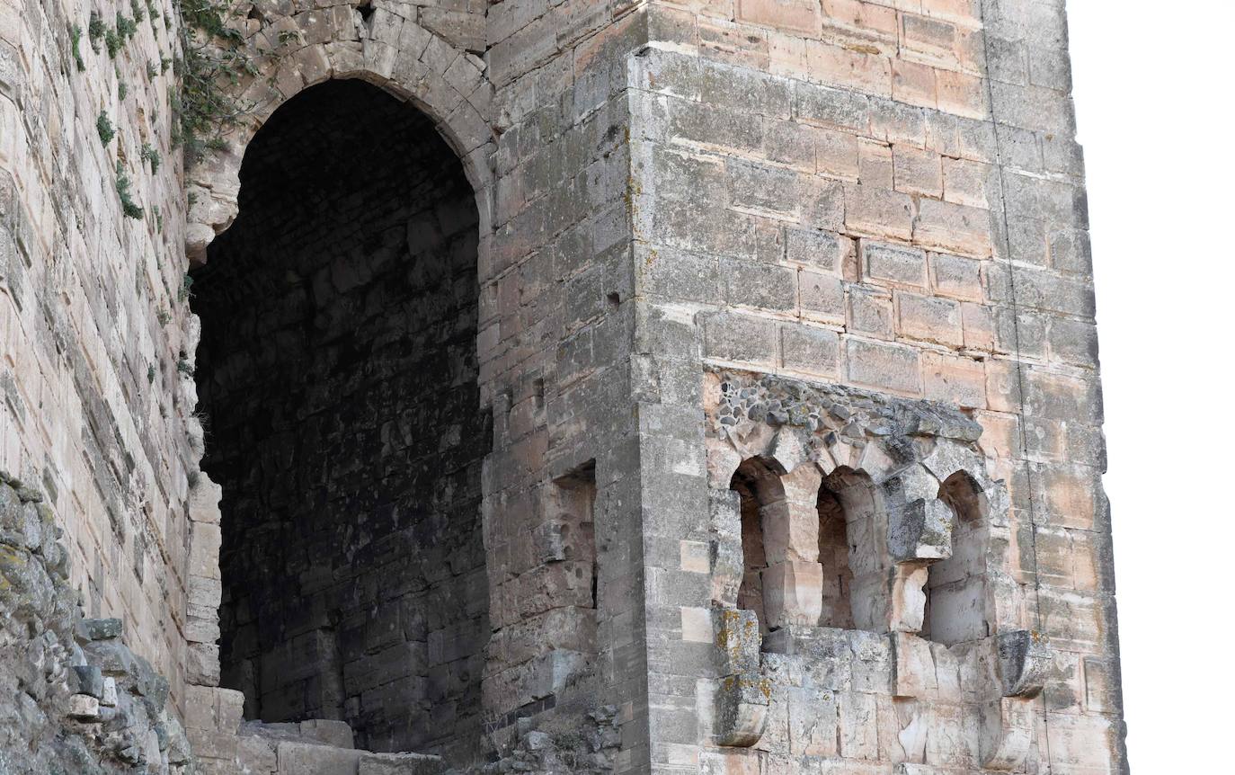 Los orígenes de los caballeros hospitalarios no están claros, pero la orden probablemente surgió alrededor de la década de 1070 en Jerusalén. Comenzó como una orden religiosa que se preocupaba de los enfermos y más tarde cuidó a los peregrinos en Tierra Santa. 