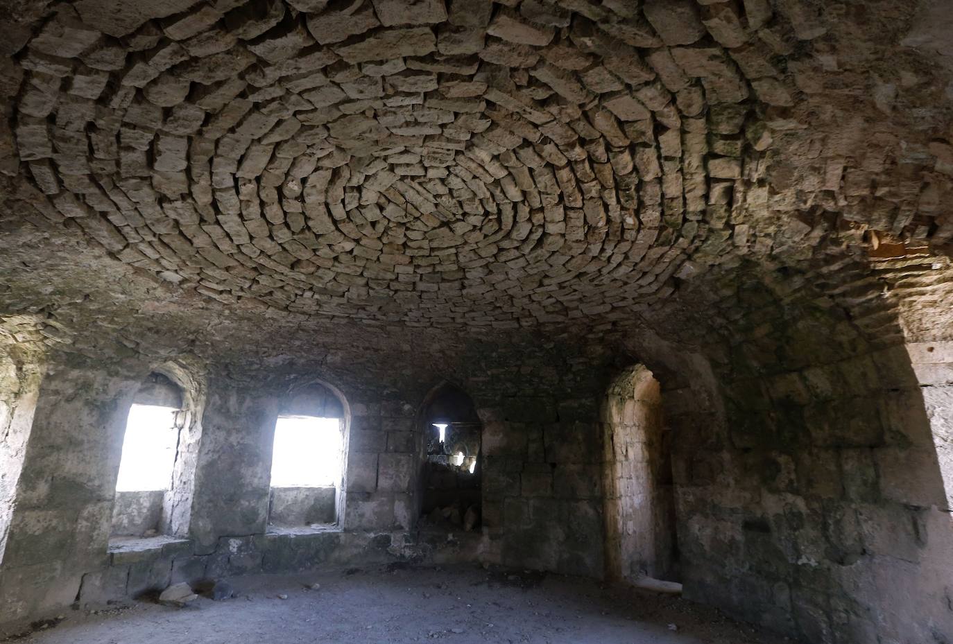 Las laderas escarpadas del espolón se aprovecharon con fines tácticos. Aunque el risco en el que estaba situada proporcionaba un emplazamiento ideal, una fortificación situada en este punto poseía dos puntos débiles: la puerta principal y el flanco sur, abierto a la llanura. 