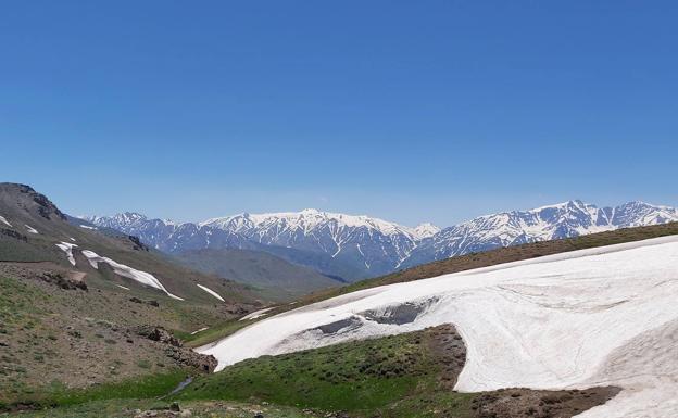 Vista general de las montañas que rodean el valle de Alamut