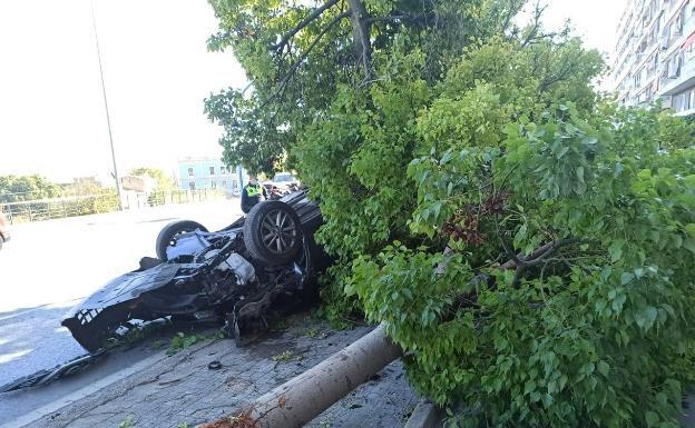 Imagen principal - Imágenes del accidente de este mediodía en la avenida de Dénia de Alicante. 