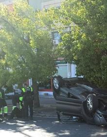 Imagen secundaria 2 - Imágenes del accidente de este mediodía en la avenida de Dénia de Alicante. 