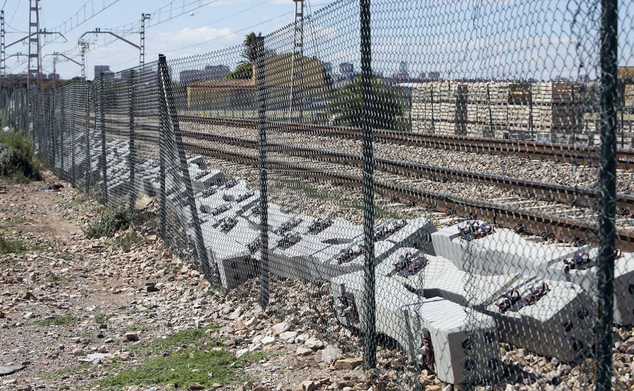 Traviesas de tercer carril apiladas en uno de los tramos del corredor. 