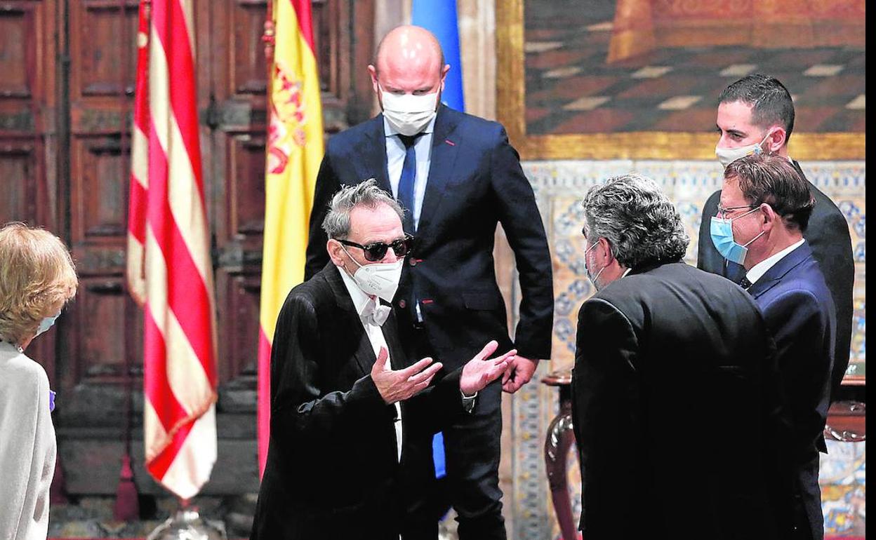 Miquel Navarro, junto a las autoridades, durante el acto de ayer en el Palau. 