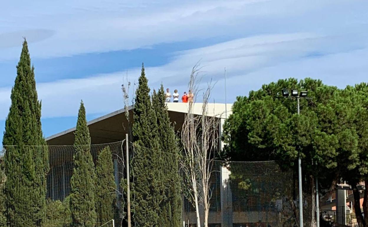 Padres, en la azotea de una nave en el parque tecnológico, para ver un partido. 