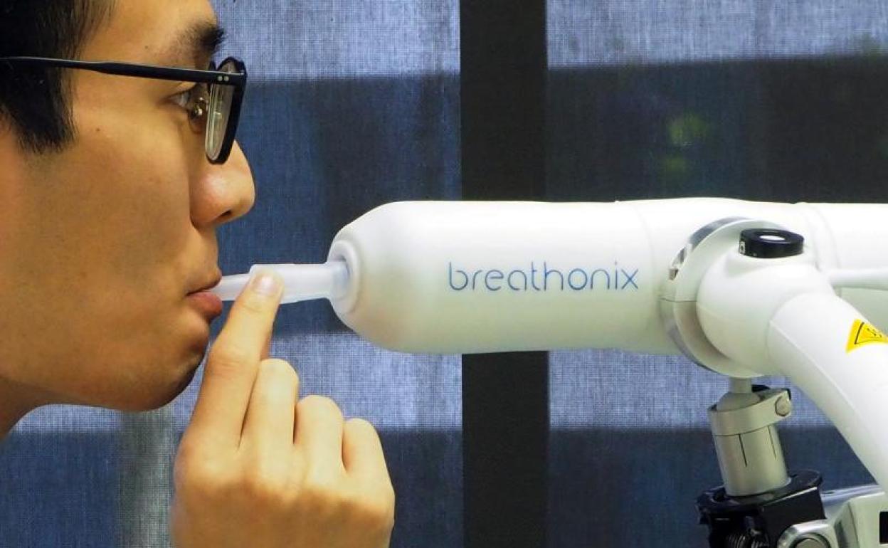 Un hombre se realiza la prueba de Breathonix, similar a un alcoholímetro.