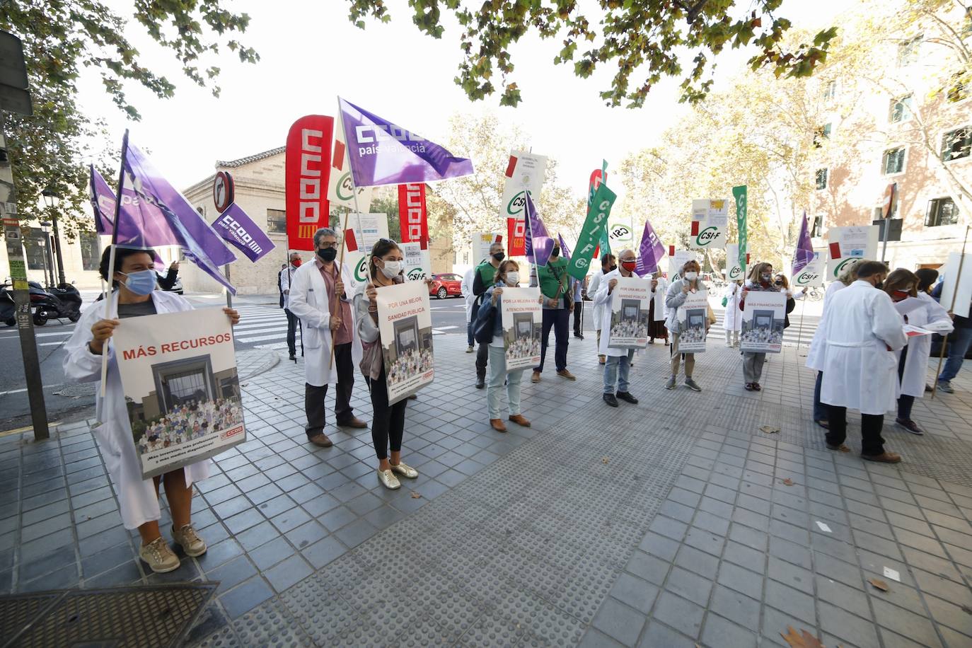 Varias decenas de profesionales sanitarios se acaban de concentrar a las puertas de la Conselleria de Sanidad para reclamar la «incorporación inmediata» de unos 62.000 trabajadores más a nivel nacional (unos 7.500 para la Comunitat) y para exigir que se incremente la financiación sanitaria hasta alcanzar, al menos, la media europea, especialmente para Atención Primaria, escalón sanitario para el que solicitan el 25 por ciento de la inversión.