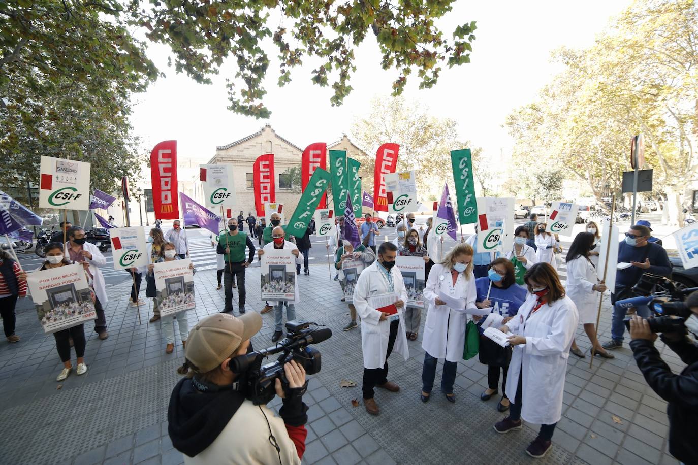 Varias decenas de profesionales sanitarios se acaban de concentrar a las puertas de la Conselleria de Sanidad para reclamar la «incorporación inmediata» de unos 62.000 trabajadores más a nivel nacional (unos 7.500 para la Comunitat) y para exigir que se incremente la financiación sanitaria hasta alcanzar, al menos, la media europea, especialmente para Atención Primaria, escalón sanitario para el que solicitan el 25 por ciento de la inversión.