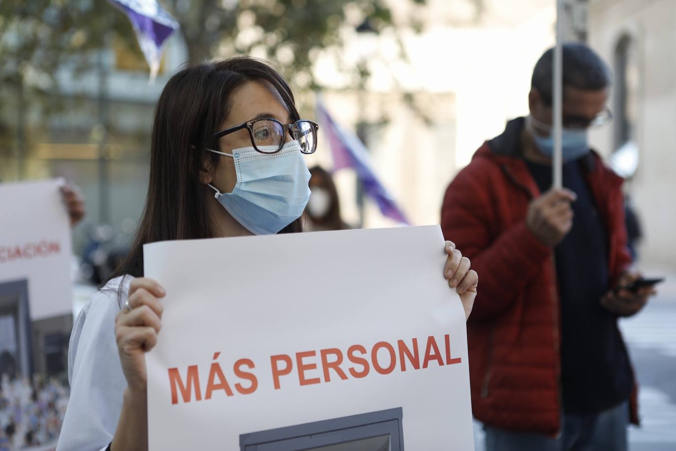 Varias decenas de profesionales sanitarios se acaban de concentrar a las puertas de la Conselleria de Sanidad para reclamar la «incorporación inmediata» de unos 62.000 trabajadores más a nivel nacional (unos 7.500 para la Comunitat) y para exigir que se incremente la financiación sanitaria hasta alcanzar, al menos, la media europea, especialmente para Atención Primaria, escalón sanitario para el que solicitan el 25 por ciento de la inversión.