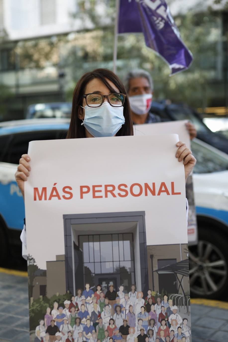 Varias decenas de profesionales sanitarios se acaban de concentrar a las puertas de la Conselleria de Sanidad para reclamar la «incorporación inmediata» de unos 62.000 trabajadores más a nivel nacional (unos 7.500 para la Comunitat) y para exigir que se incremente la financiación sanitaria hasta alcanzar, al menos, la media europea, especialmente para Atención Primaria, escalón sanitario para el que solicitan el 25 por ciento de la inversión.