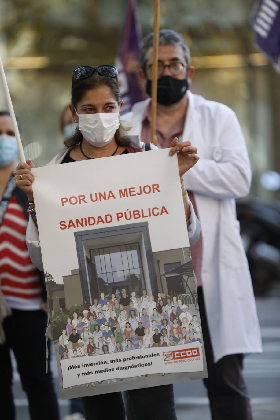 Varias decenas de profesionales sanitarios se acaban de concentrar a las puertas de la Conselleria de Sanidad para reclamar la «incorporación inmediata» de unos 62.000 trabajadores más a nivel nacional (unos 7.500 para la Comunitat) y para exigir que se incremente la financiación sanitaria hasta alcanzar, al menos, la media europea, especialmente para Atención Primaria, escalón sanitario para el que solicitan el 25 por ciento de la inversión.