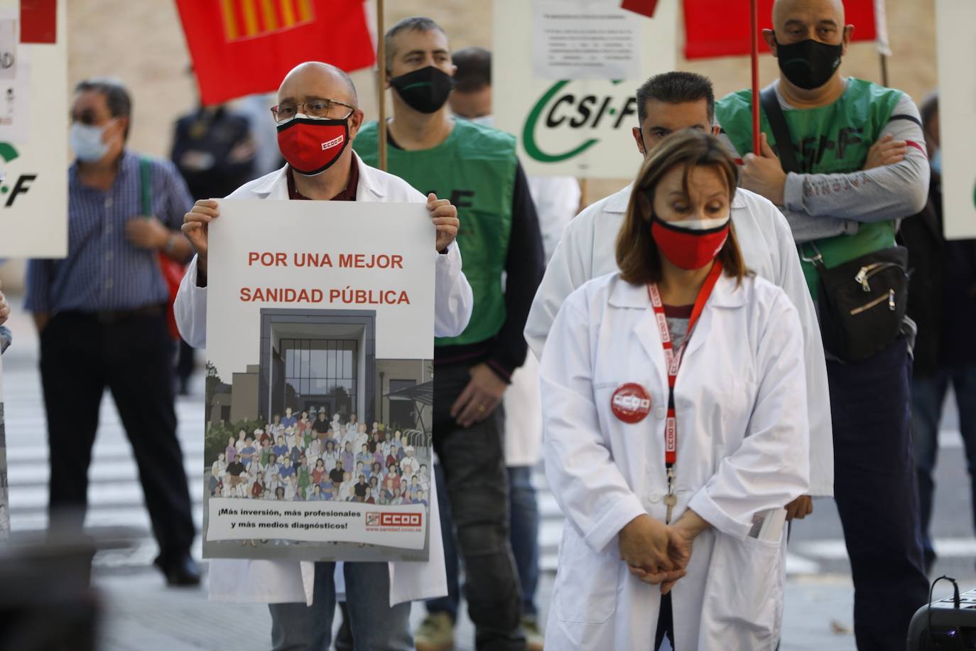 Varias decenas de profesionales sanitarios se acaban de concentrar a las puertas de la Conselleria de Sanidad para reclamar la «incorporación inmediata» de unos 62.000 trabajadores más a nivel nacional (unos 7.500 para la Comunitat) y para exigir que se incremente la financiación sanitaria hasta alcanzar, al menos, la media europea, especialmente para Atención Primaria, escalón sanitario para el que solicitan el 25 por ciento de la inversión.