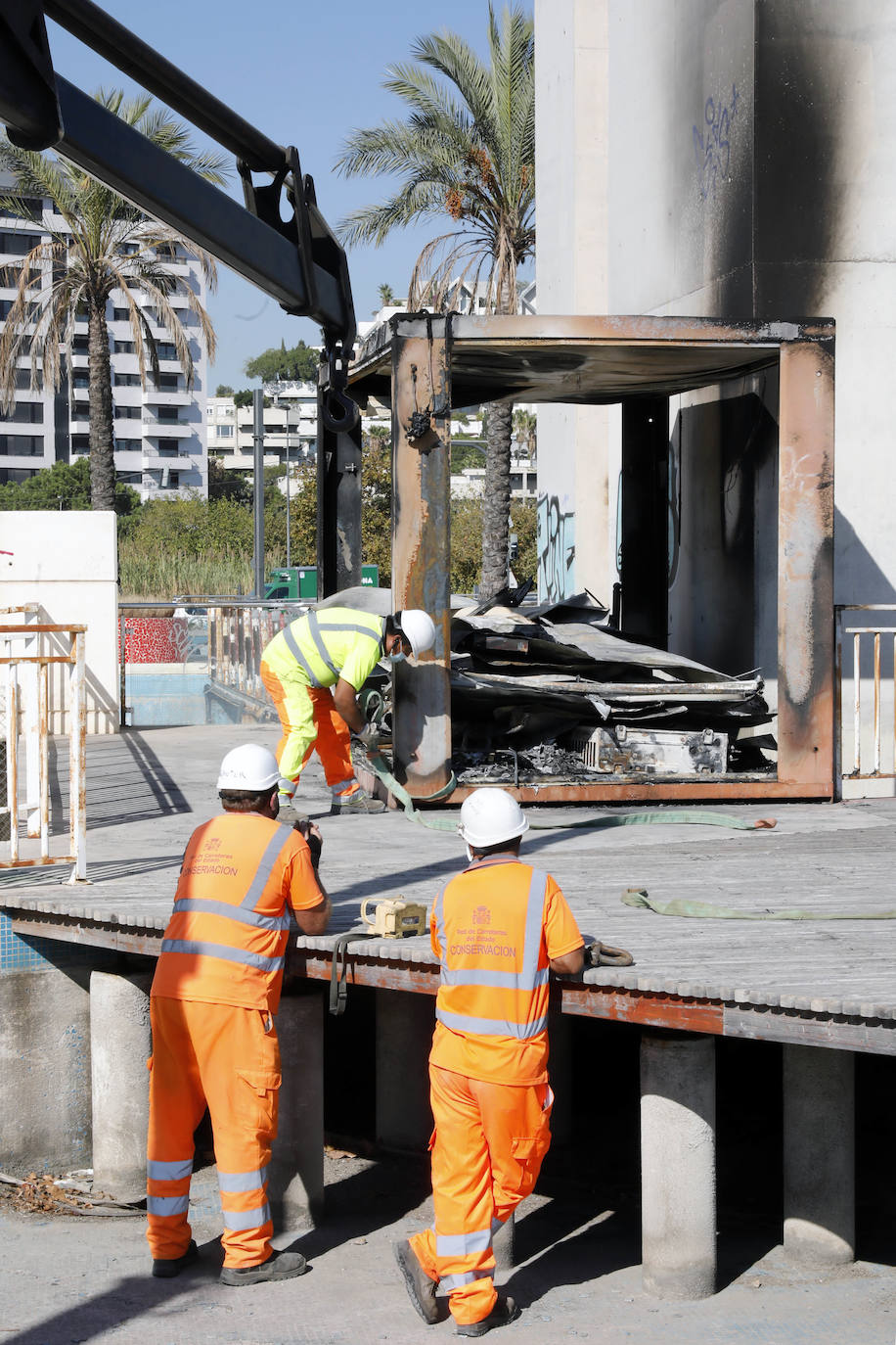 Un incendio ha agravado más si cabe el lamentable estado de la Torre Miramar, la estructura que preside el acceso a Valencia por la avenida Cataluña cerrada prácticamente desde el primer día. Los bomberos acudieron para sofocar las llamas de una caseta de obras situada junto a la puerta del ascensor.