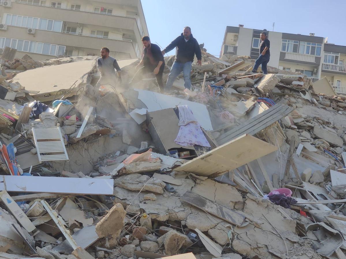 Un terremoto de magnitud 6,8 en la escala de Richter sacudió la isla griega de Samos, en el este de país, y la costa egea de Turquía. El seísmo ha provocado muertos y centenares de heridos