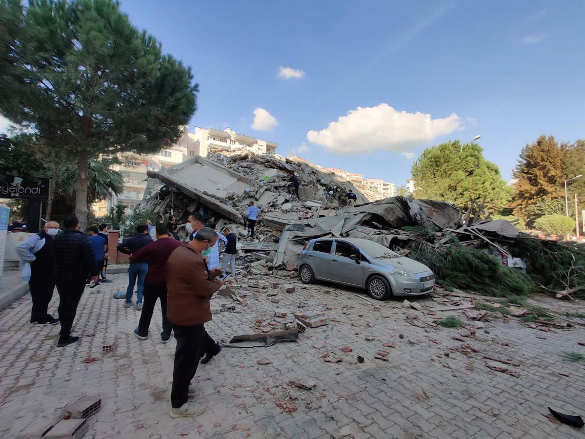 Un terremoto de magnitud 6,8 en la escala de Richter sacudió la isla griega de Samos, en el este de país, y la costa egea de Turquía. El seísmo ha provocado muertos y centenares de heridos