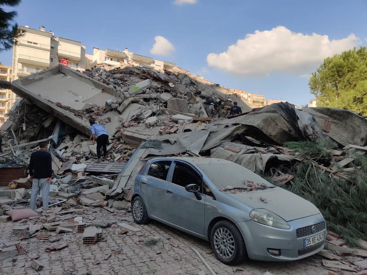 Un terremoto de magnitud 6,8 en la escala de Richter sacudió la isla griega de Samos, en el este de país, y la costa egea de Turquía. El seísmo ha provocado muertos y centenares de heridos