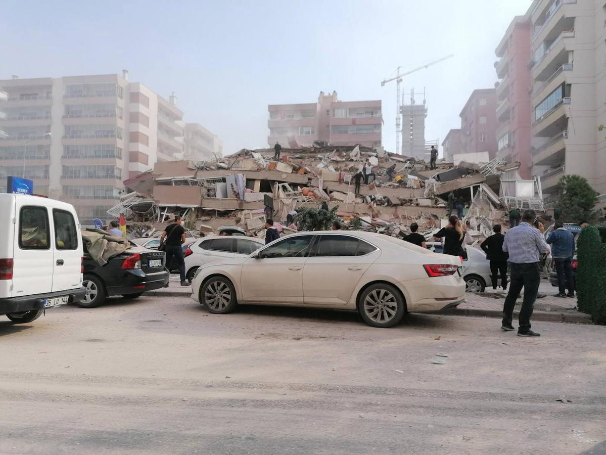 Un terremoto de magnitud 6,8 en la escala de Richter sacudió la isla griega de Samos, en el este de país, y la costa egea de Turquía. El seísmo ha provocado muertos y centenares de heridos