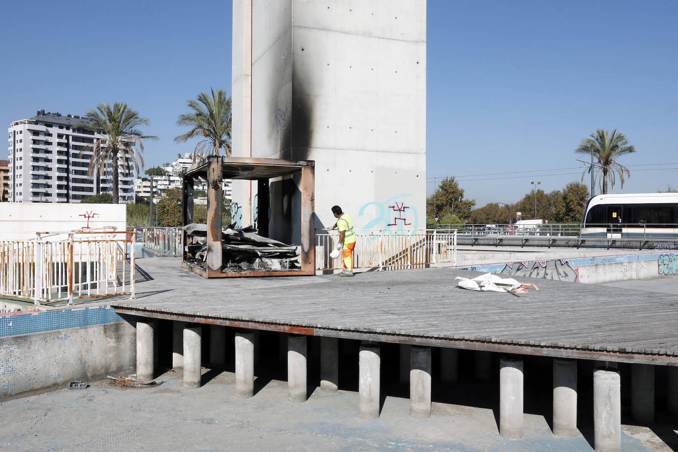 Un incendio ha agravado más si cabe el lamentable estado de la Torre Miramar, la estructura que preside el acceso a Valencia por la avenida Cataluña cerrada prácticamente desde el primer día. Los bomberos acudieron para sofocar las llamas de una caseta de obras situada junto a la puerta del ascensor.