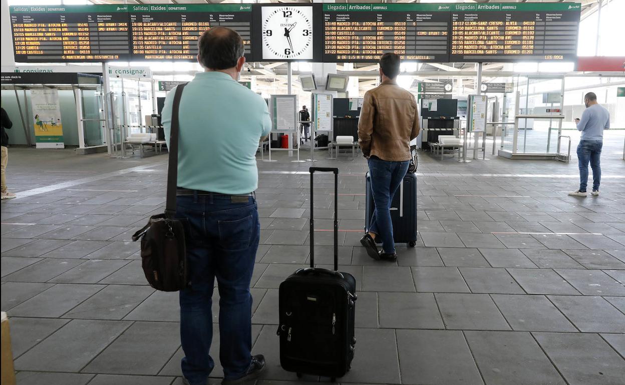 Pasajeros esperan su turno en la estación del AVE. 