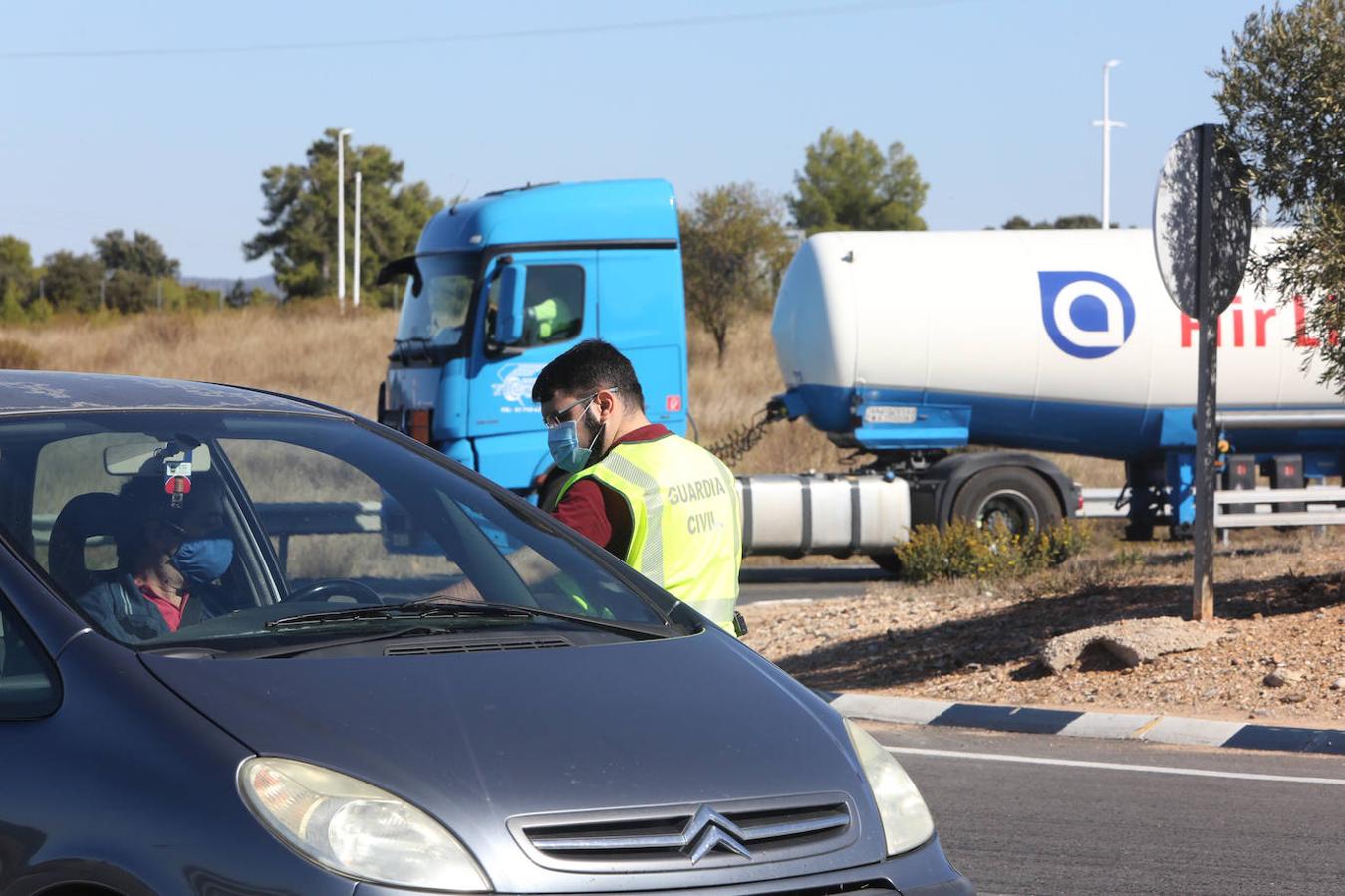 La Comunitat Valenciana ha iniciado el mediodía del viernes y durante una semana su confinamiento perimetral al registrar una transmisión comunitaria sostenida y generalizada por coronavirus. La Guardia Civil controla las entradas y salidas en las carreteras valencianas en un fin de semana que tradicionalmente tiene un movimiento muy importante entre comunidades