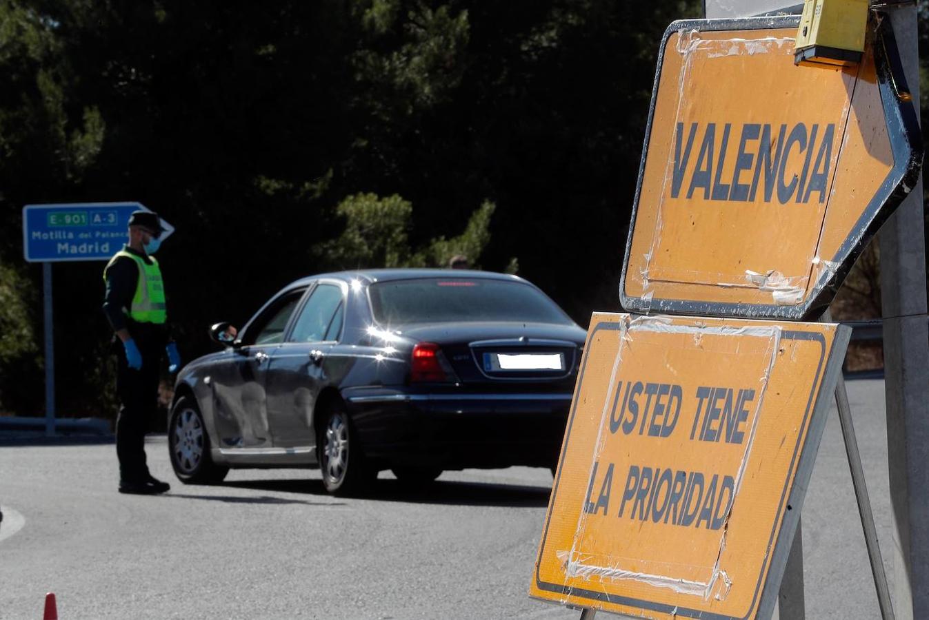 La Comunitat Valenciana ha iniciado el mediodía del viernes y durante una semana su confinamiento perimetral al registrar una transmisión comunitaria sostenida y generalizada por coronavirus. La Guardia Civil controla las entradas y salidas en las carreteras valencianas en un fin de semana que tradicionalmente tiene un movimiento muy importante entre comunidades