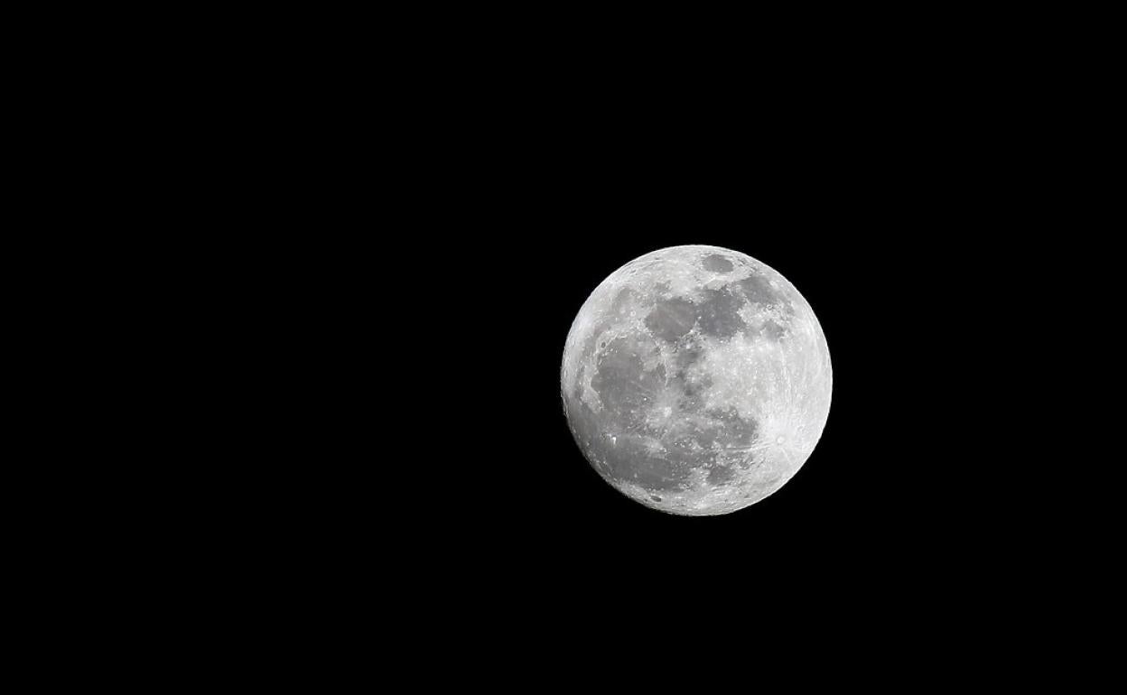 La «Luna azul» se podrá ver la noche de Halloween junto al «planeta rojo»