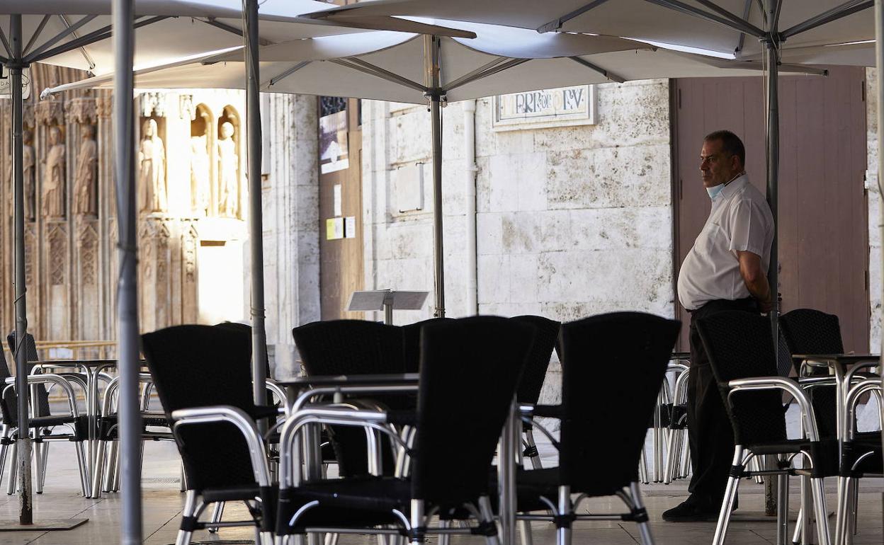 Terraza de un bar en el centro de Valencia. 