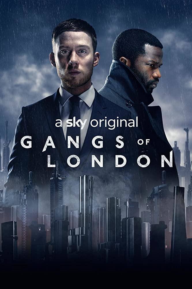 'GANGS OF LONDON', 15 de noviembre en Starzplay. De Gareth Evans y Matt Flannery, los directores de la franquicia "Redada Asesina" ("The Raid"), "Gangs of London" se adentra en los entresijos del mundo criminal londinense con un reparto que incluye a Joe Cole, Sope Dìrísù y Colm Meaney. La serie arranca con la muerte de Finn Wallace, durante 20 años el criminal más poderoso de Londres, sin que nadie sepa quién ordenó el golpe. Al impulsivo Sean Wallace, con la ayuda de la familia Dumani, le toca tomar el lugar de su padre.