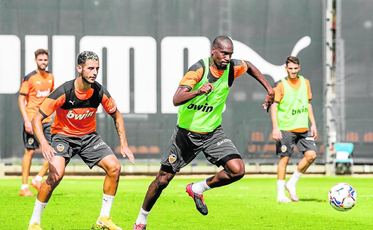 Kondogbia, durante un entrenamiento con el Valencia.