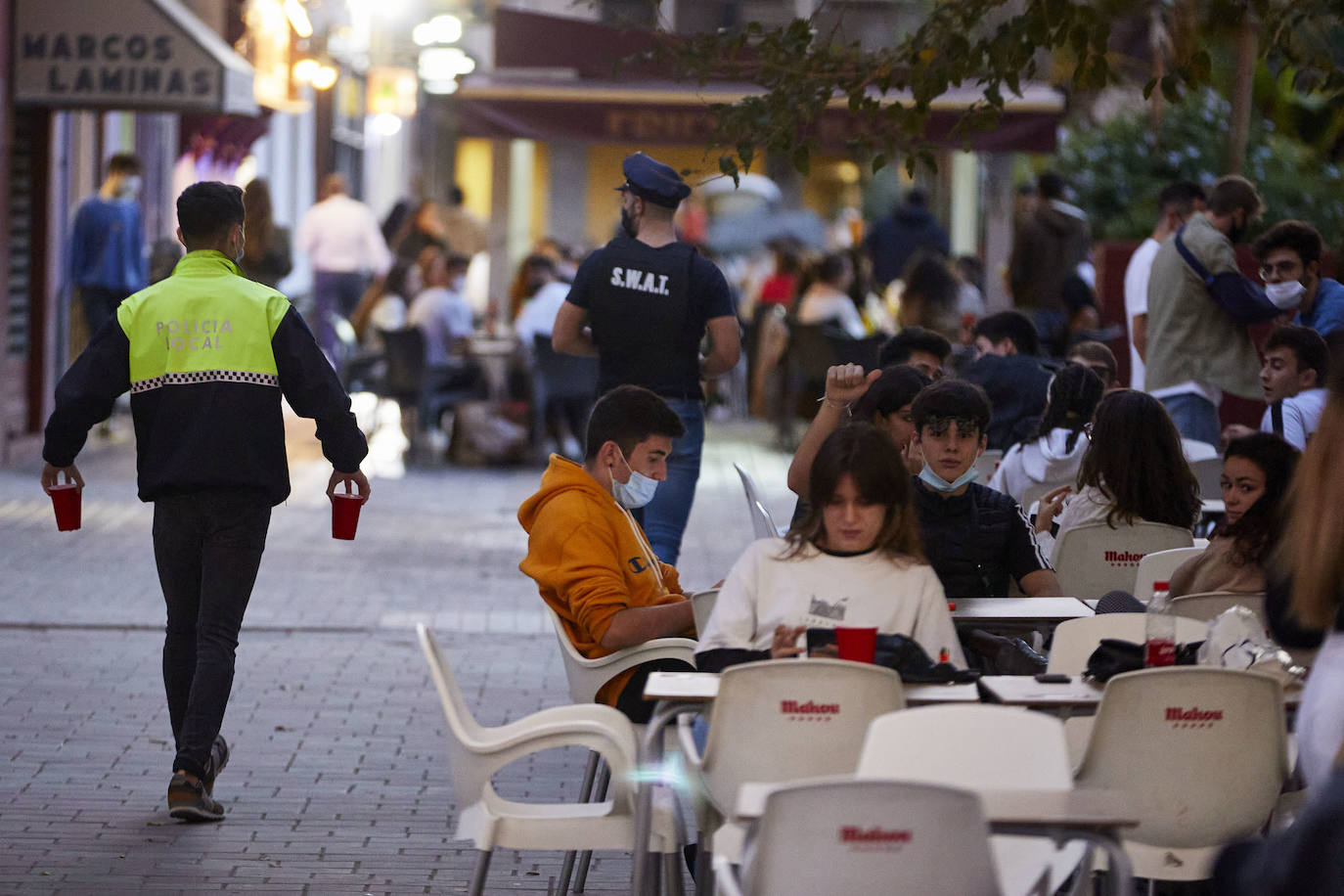 Decenas de patrullas se distribuyen por zonas como Honduras, el Cedro o Benimaclet para reducir el riesgo de fiestas ilegales por la tarde.