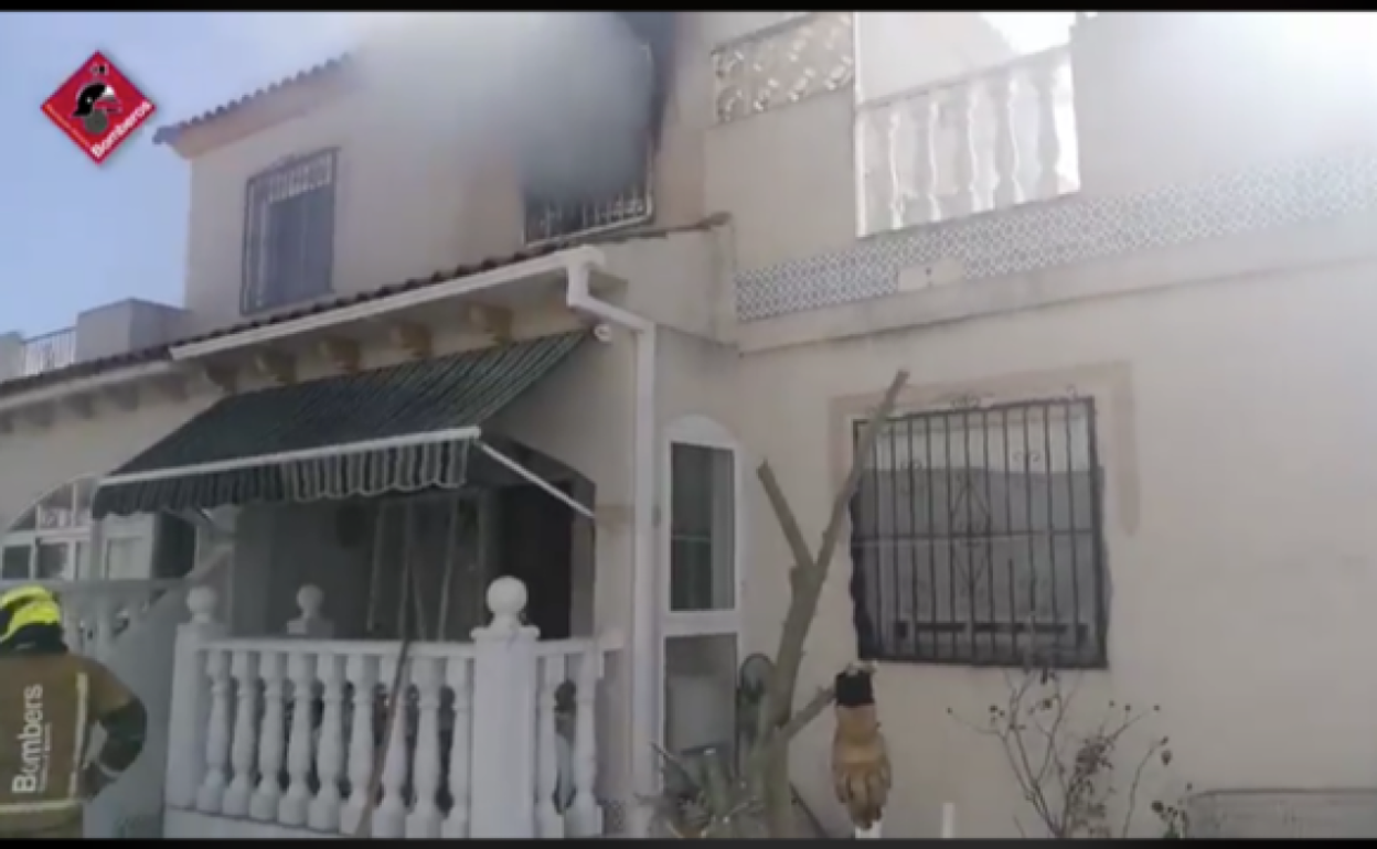 Los bomberos tratan de sofocar el incendio declarado en este bungalow de Torrevieja. 