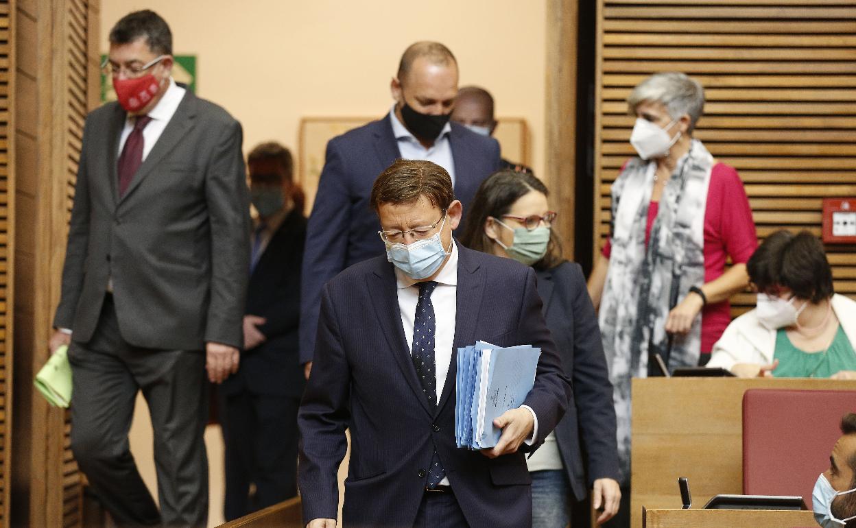 El presidente Puig llega al hemiciclo de Les Corts. 