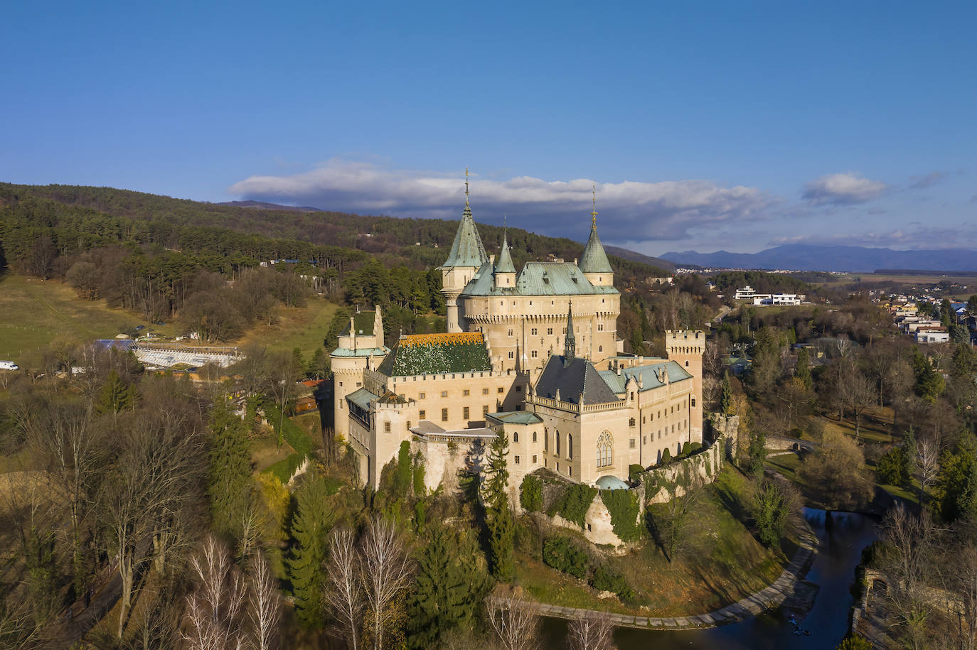 Castillo de Bojnice (Eslovaquia). En el siglo XIX se acondicionó en una versión romántica de la Edad Media. Su estructura se complementa por un paisaje idílico, completado con una cueva con goteo de agua que corre por debajo del castillo.